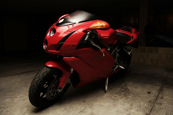 Moto sportiva rossa in garage