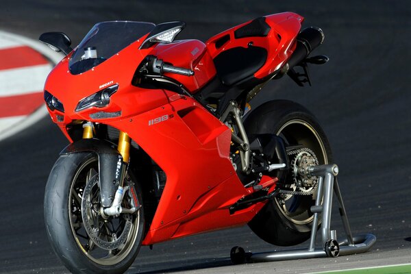 Czerwony włoski designerski motocykl