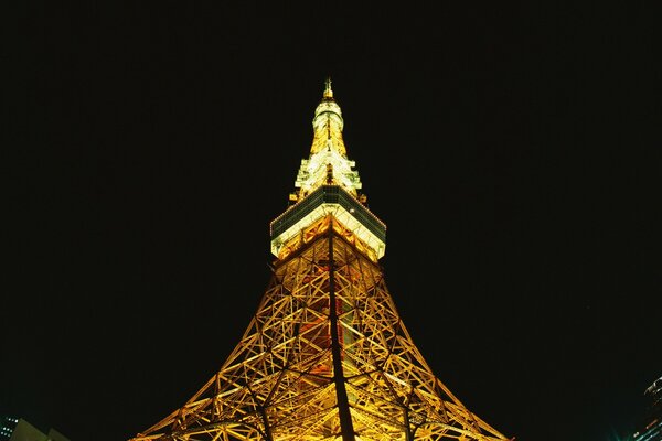Wieża Eiffla z oświetleniem w nocy