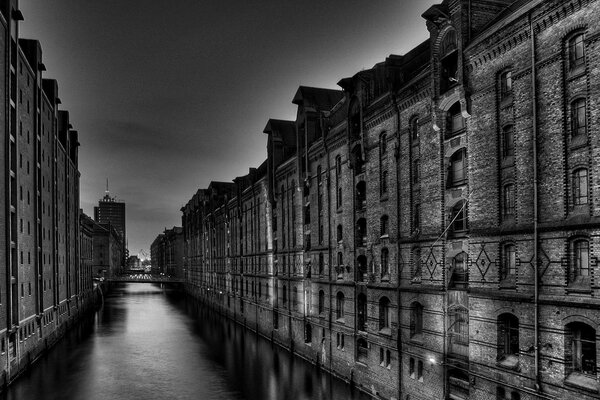 Der schwarz-weiße Kanal zwischen den Stadtmauern