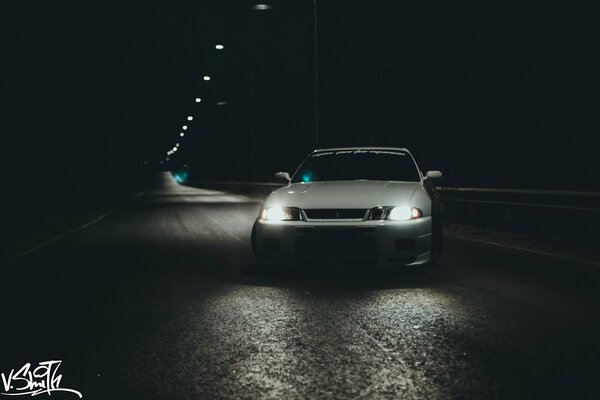 Voiture blanche sur route mouillée