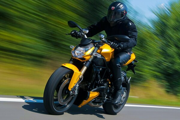 Moto deportiva Ducati streetfighter 848 en movimiento