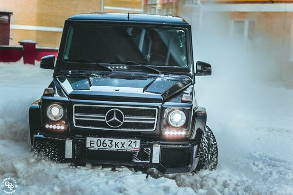 Schwarzer Mercedes auf verschneiter Straße