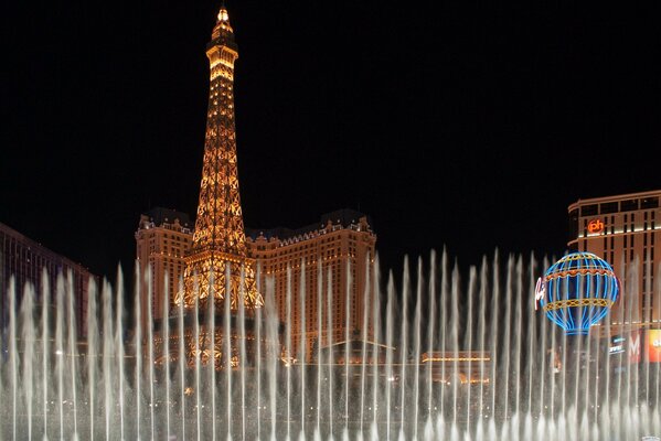 Iluminaciones de la fuente en la noche de las Vegas