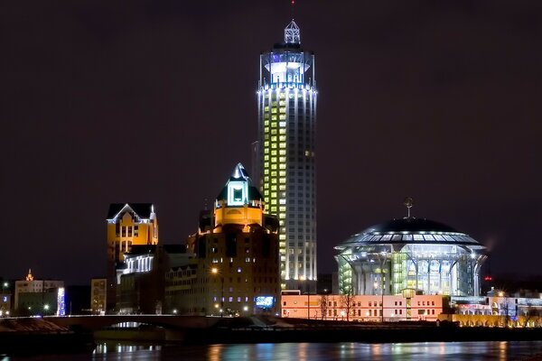 Haute tour de la nuit de Moscou