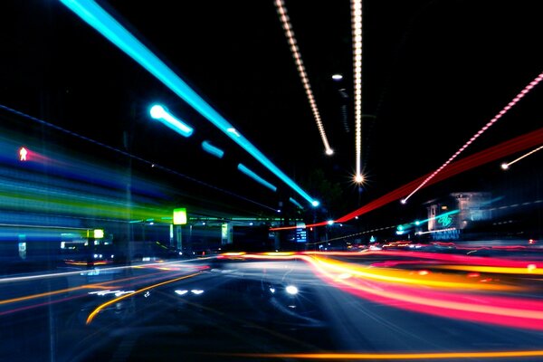 Nuit en voiture à la lumière des néons de la métropole