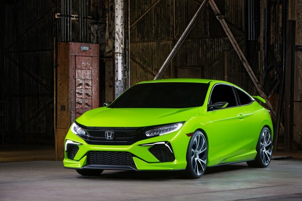 Honda civic frente a un almacén abandonado