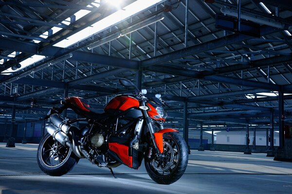 Moto deportiva ducati streetfighter