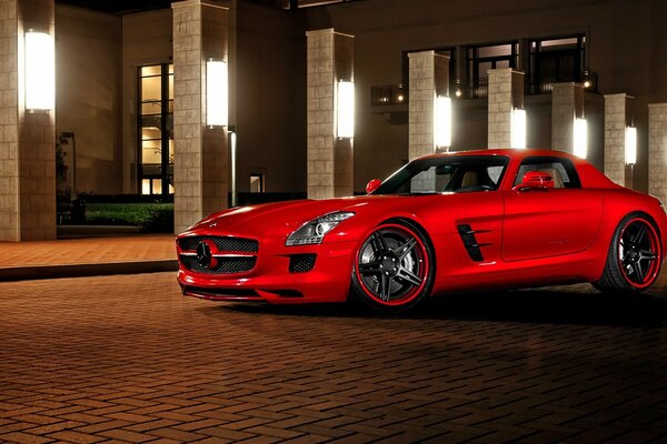 Coche rojo mersedes-benz sls amg