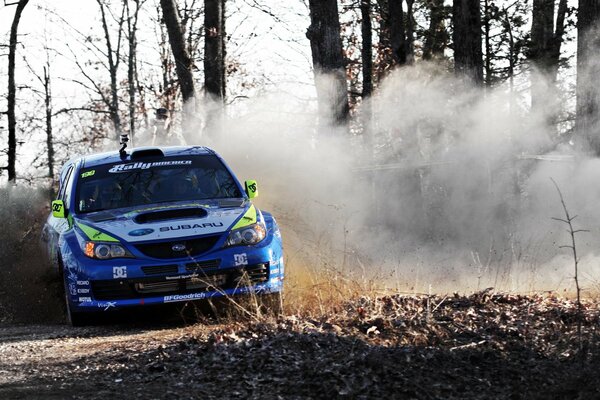 Sport subaru dérive dans la forêt