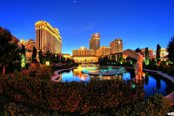 Fontaine dans la ville de Las Vegas dans la nuit