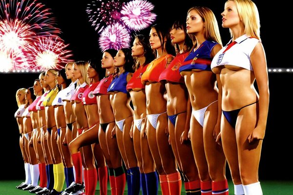 Seksowna Kobieca reprezentacja w piłce nożnej ustawiła się patrząc na Salut