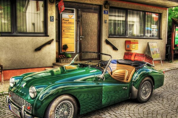 Convertible retro verde en la calle de la ciudad