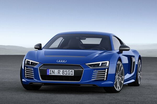 Blauer audi r8 rast in Richtung Abenteuer