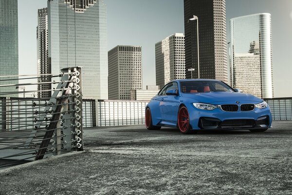 Bleu BMW vorsteiner sur fond de métropole moderne