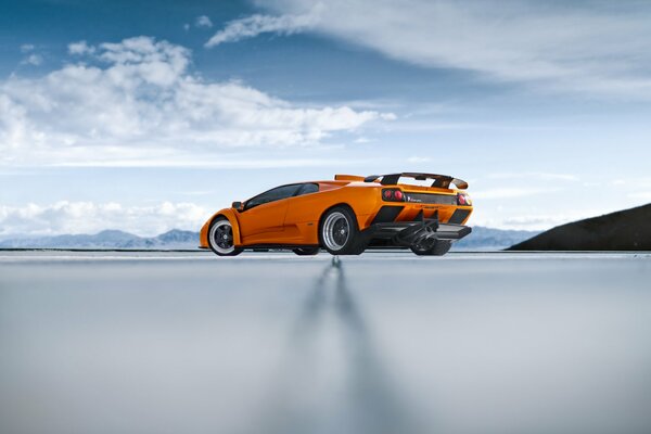 Voiture de prestige de la marque lamborghini en orange