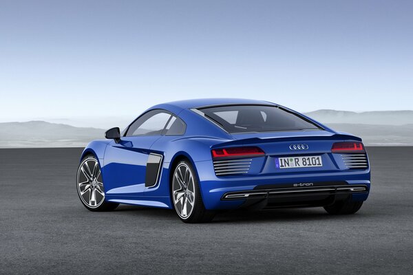 Audi blu guida su strada
