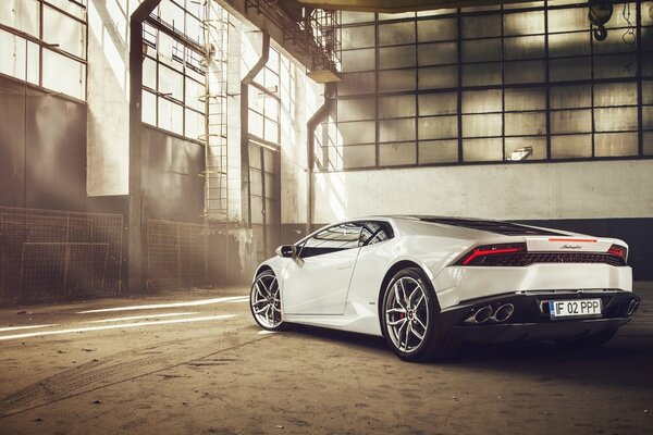 Lamborghini blanc, Huracán dans le garage