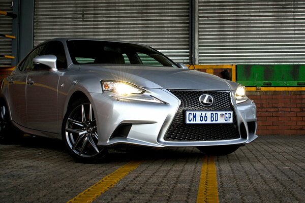 Voiture de sport Lexus argent