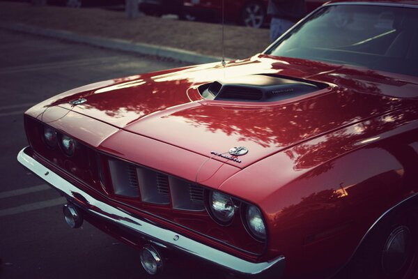 Капот винтажного автомобиля Hemi Cuda