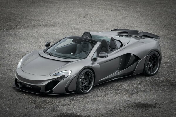 Coche gris mclaren sobre fondo gris