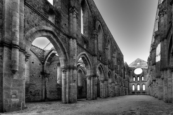 Czarno-białe zdjęcie ponurych ruin kościoła