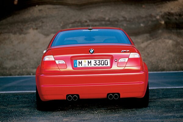 Modelo alemán de BMW rojo