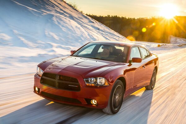 Voiture de sport puissante sur la route d hiver