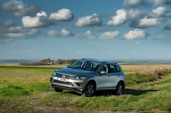 Landschaft mit Volkswagen touareg se grau