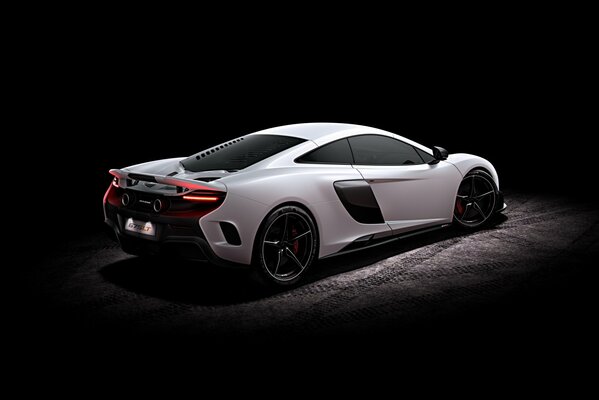 Weißer Sportwagen mclaren 675lt 2015 Seitenansicht