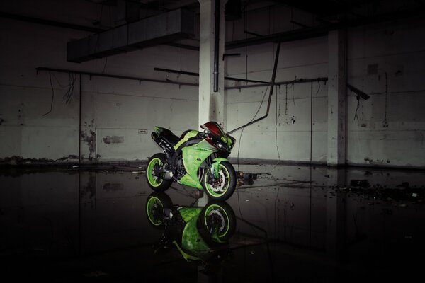 Zielony motocykl Yamaha w opuszczonym budynku
