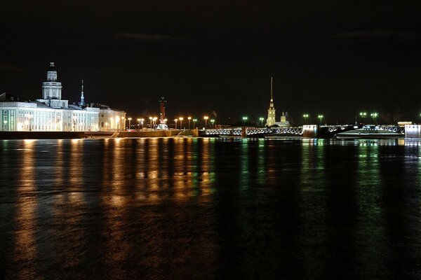 La noche de Peter se refleja en el Neva