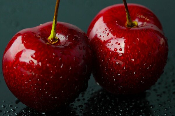 Плоды ягод вишни с каплями воды в увеличении
