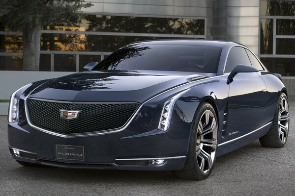 Schwarzer Cadillac der 5. Generation auf dem Hintergrund des Gebäudes