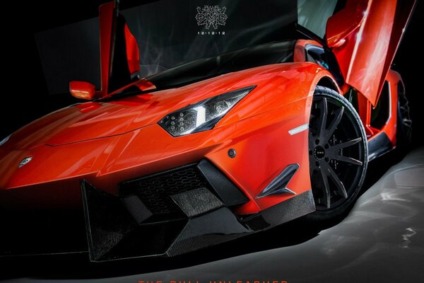 Czerwone lamborghini z otwartymi drzwiami