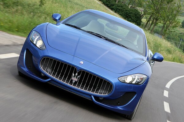 La Maserati sportiva corre lungo la strada degli antenati