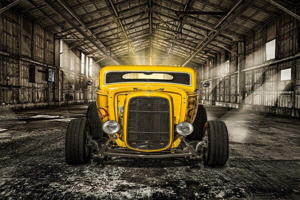 Żółty retro samochód Hot Rod w hangarze