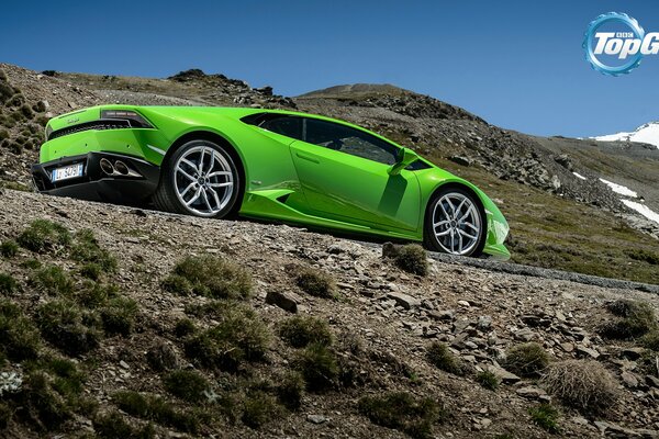 Limetten-Lamborghini Hurricane in den Bergen