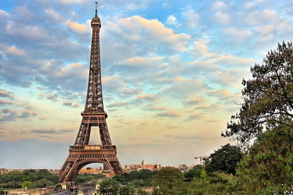 Эйфелева башня в Париже утром
