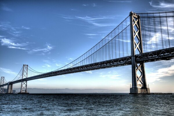 Puente de San Francisco en los rayos del día