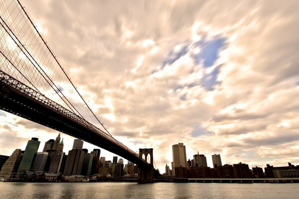 Vista desde el río desde el puente de Brooklyn, Manhattan y las nubes