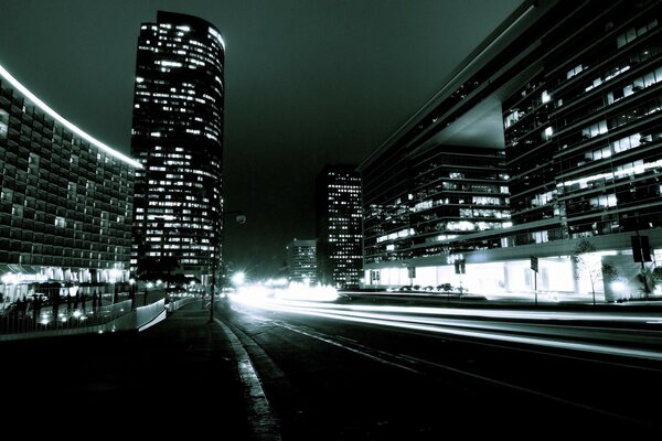 Luces de metrópolis nocturnas en la oscuridad