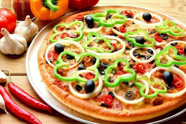 La pizza italiana più tenera con formaggio, condimenti e peperoni