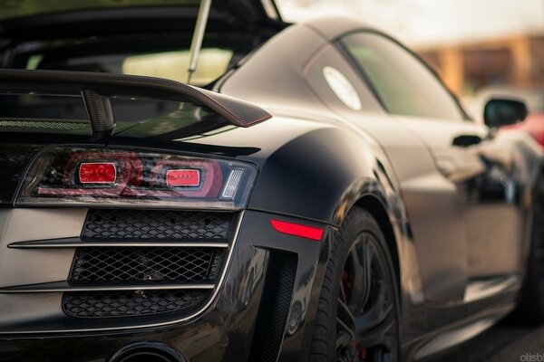 Задние габаритные огни спорт-кара Audi r8