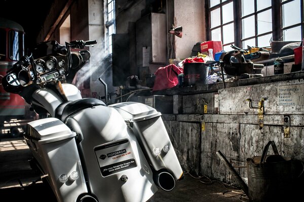 Motocicleta desmontada en un viejo garaje