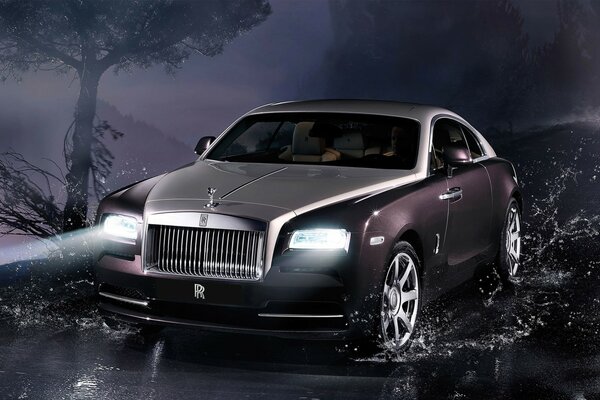 El fantasma de Rolls-Royce 2014 en la lluvia