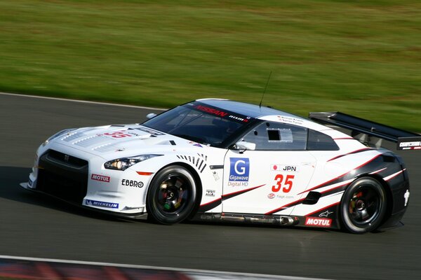 Weißes Auto Nissan super gt