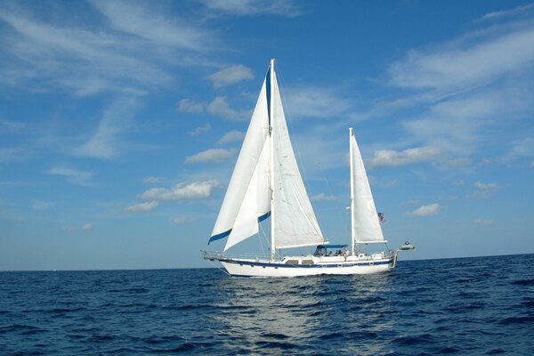 Foto velero blanco flotando en el mar