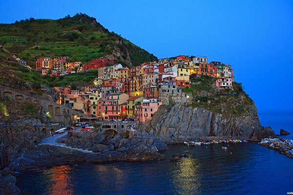 Las coloridas casas de Italia en las rocas