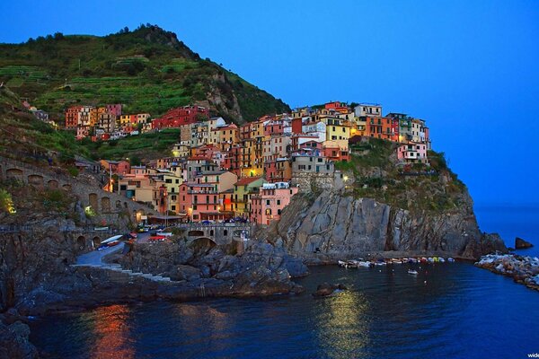 Case colorate d Italia sulle rocce